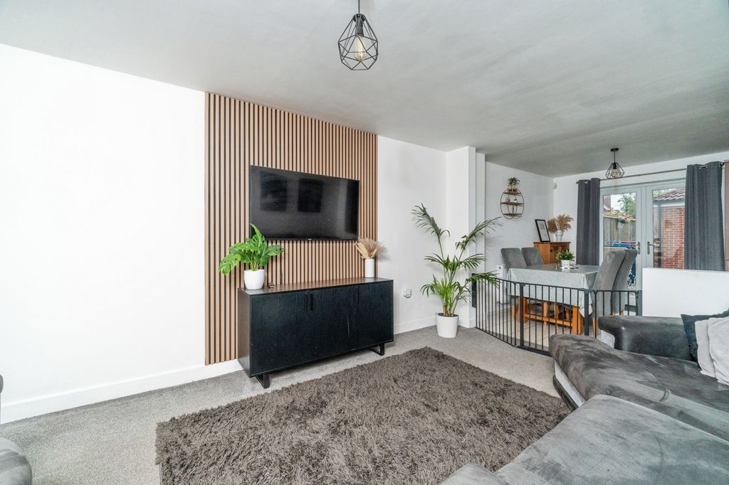 Property photo 3 of 25 Pbox-Img.Jpg