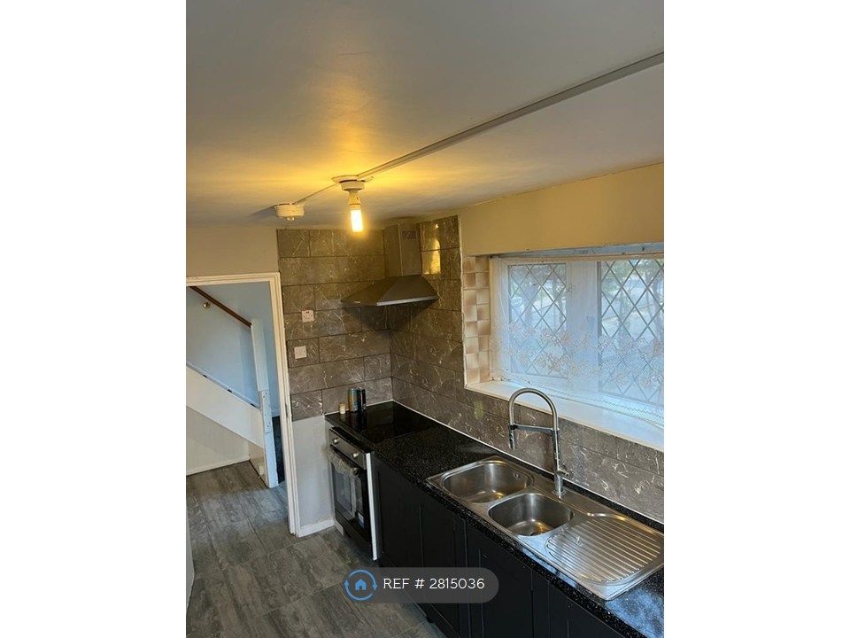 Property photo 1 of 17 Kitchen 2