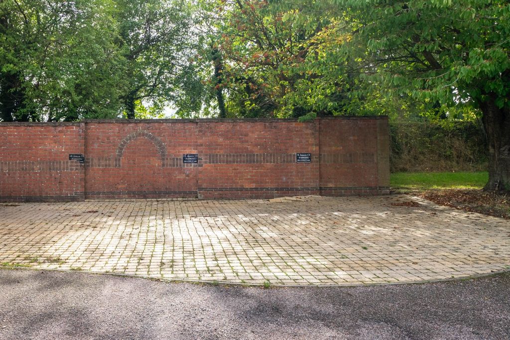 Property photo 3 of 10 Private Parking