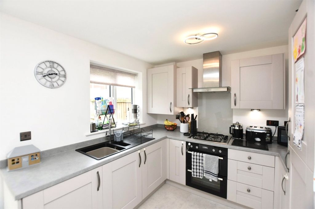 Property photo 3 of 11 Kitchen