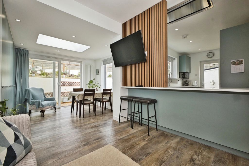 Property photo 2 of 20 Pbox-Img.Jpg