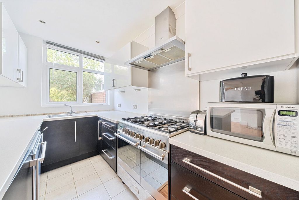 Property photo 3 of 9 Kitchen