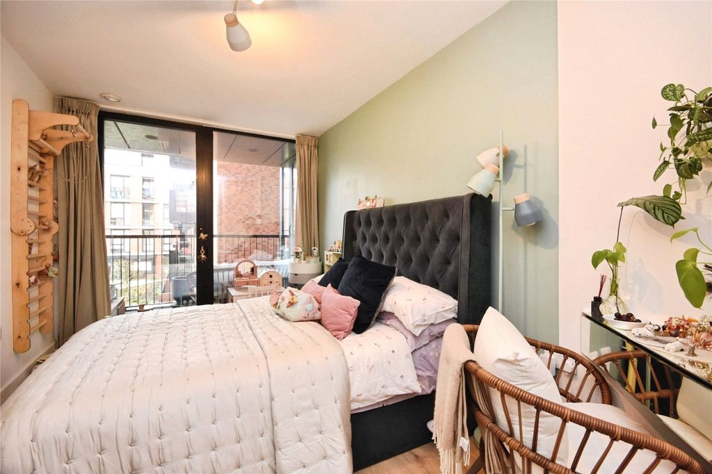 Property photo 3 of 17 Bedroom