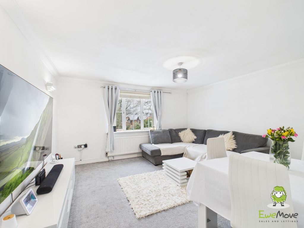 Property photo 3 of 11 Ewemove Basingstoke - De Port Gardens
