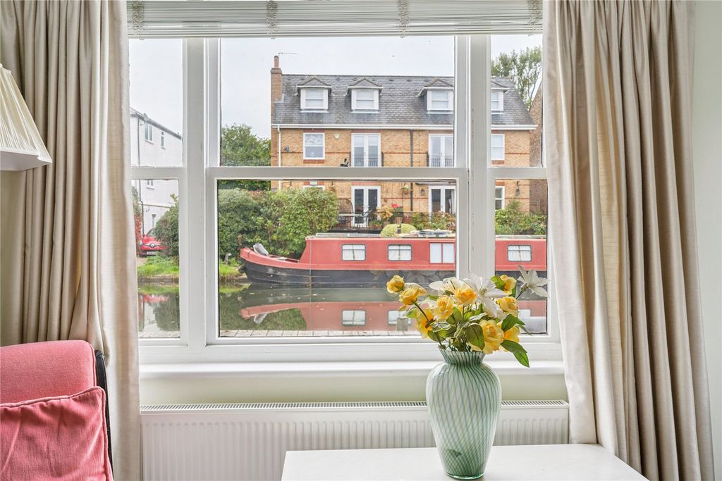Property photo 2 of 18 Sitting Room