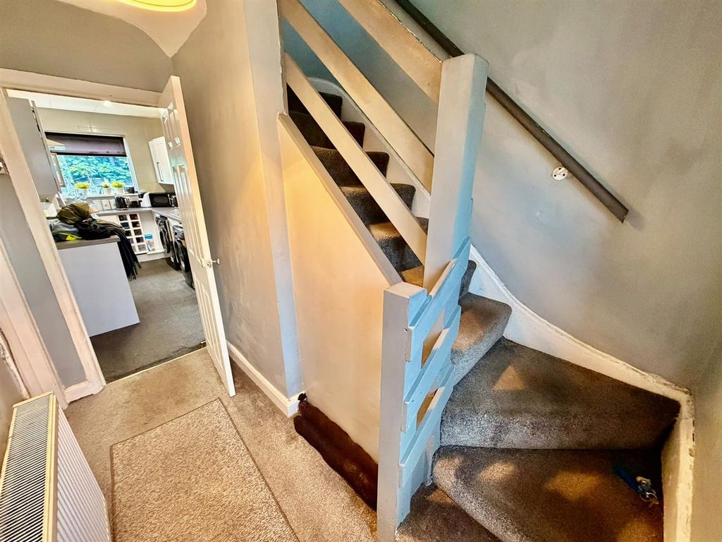Property photo 2 of 14 Hallway
