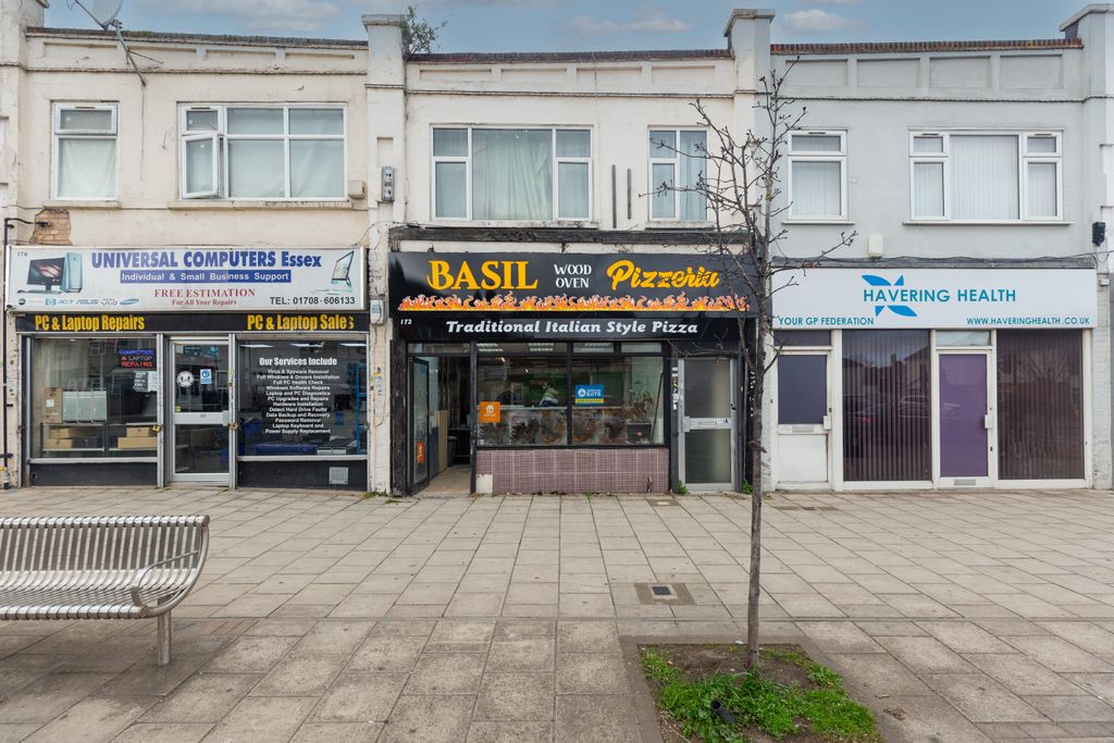 Property photo 2 of 12 172 Rush Green Road, Romford, Rm7 0Ju
