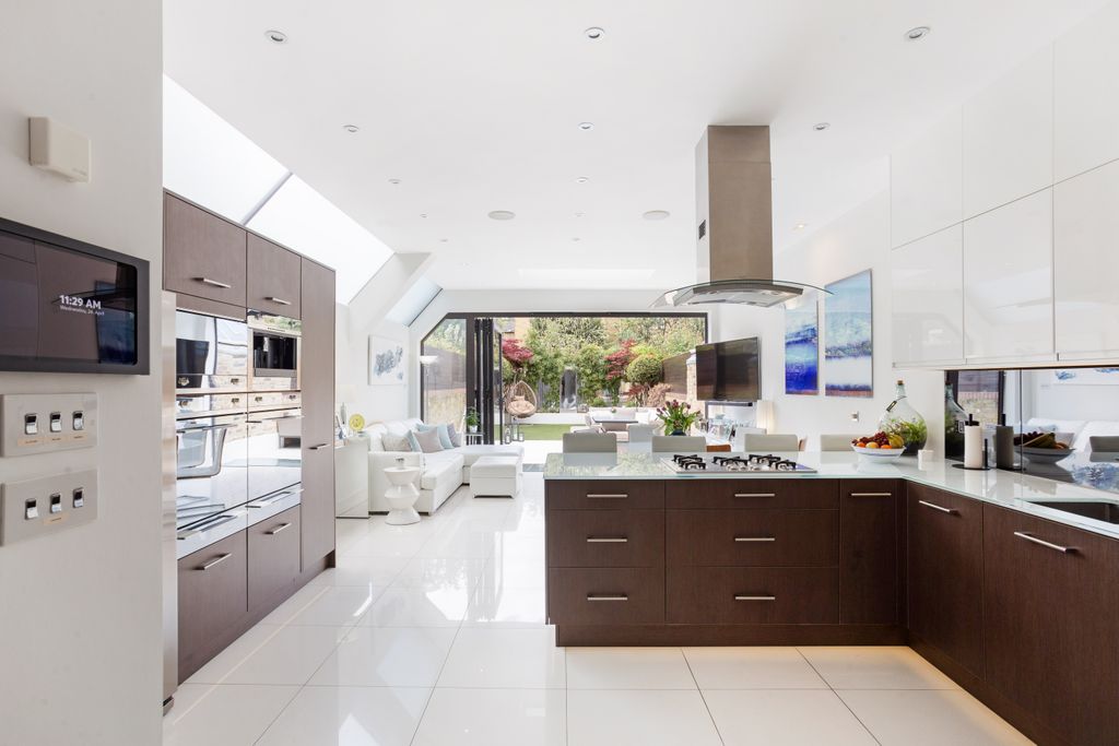 Property photo 3 of 15 Kitchen Dining Room