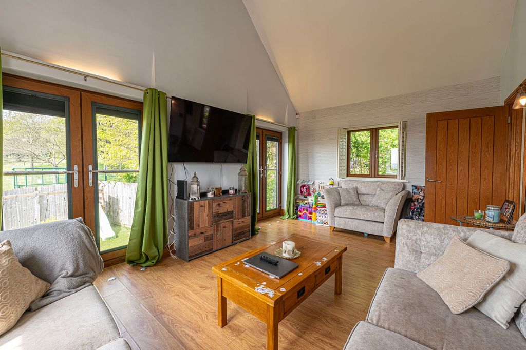 Property photo 3 of 33