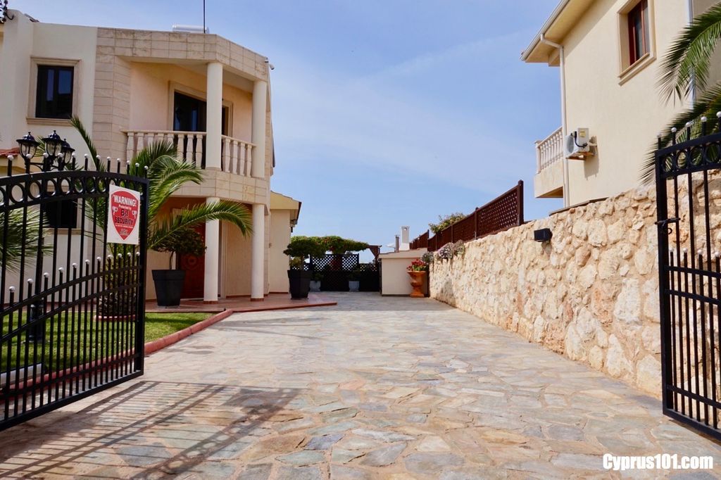 Property photo 3 of 25 Peyia Luxury Villa