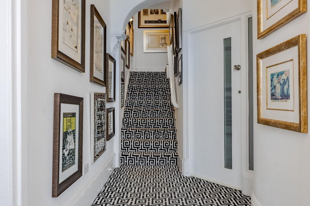 Property photo 3 of 43 Communal Entrance