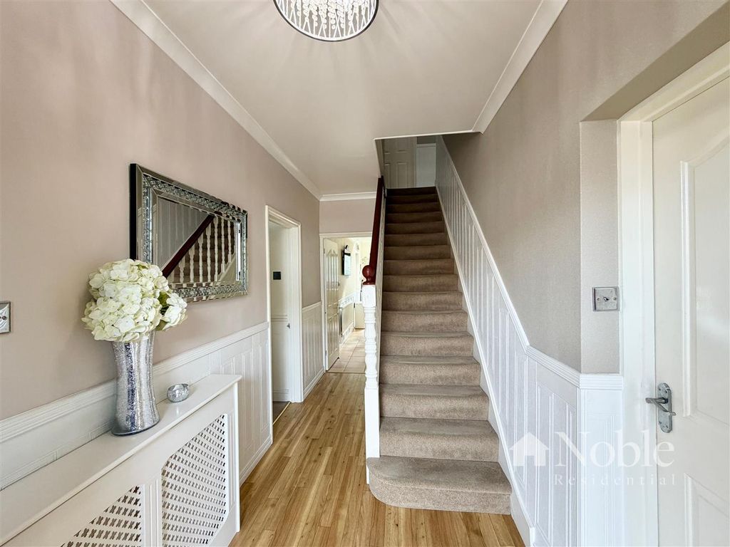 Property photo 2 of 23 Entrance Hall