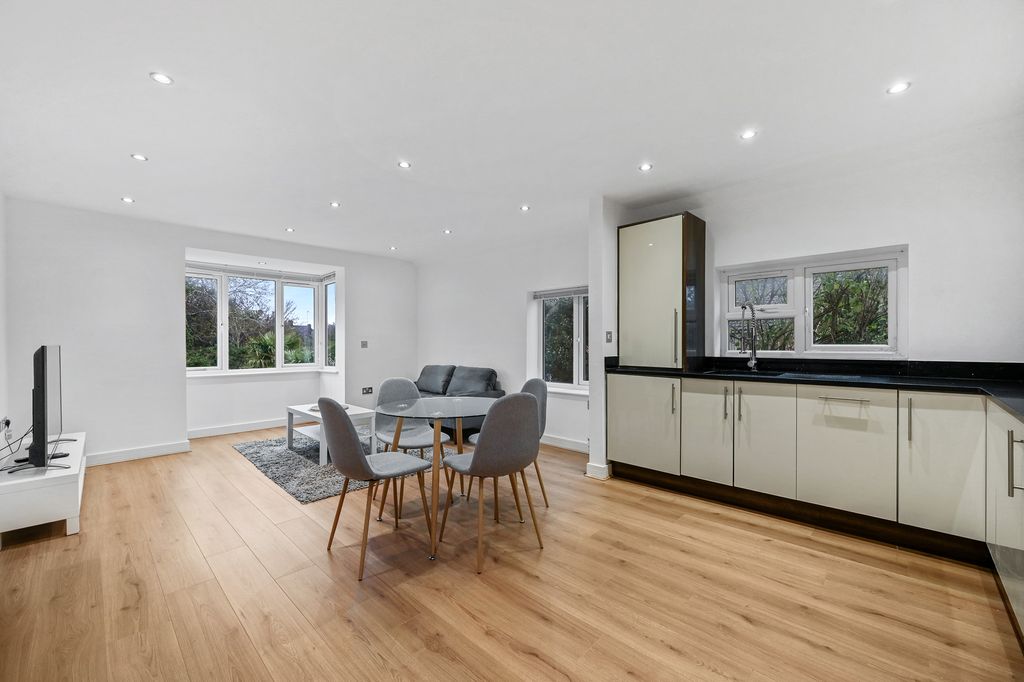 Property photo 2 of 10 Rccs- Flat 3 Cloyster Wood- Reception 10 (1)