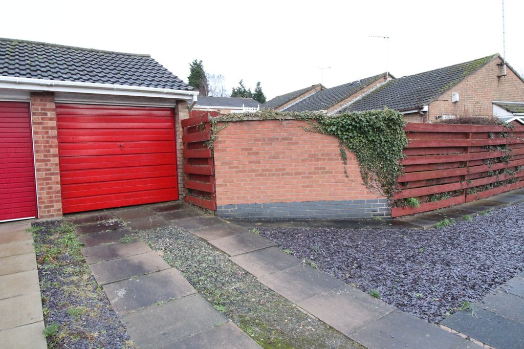 Property photo 3 of 15 Garage