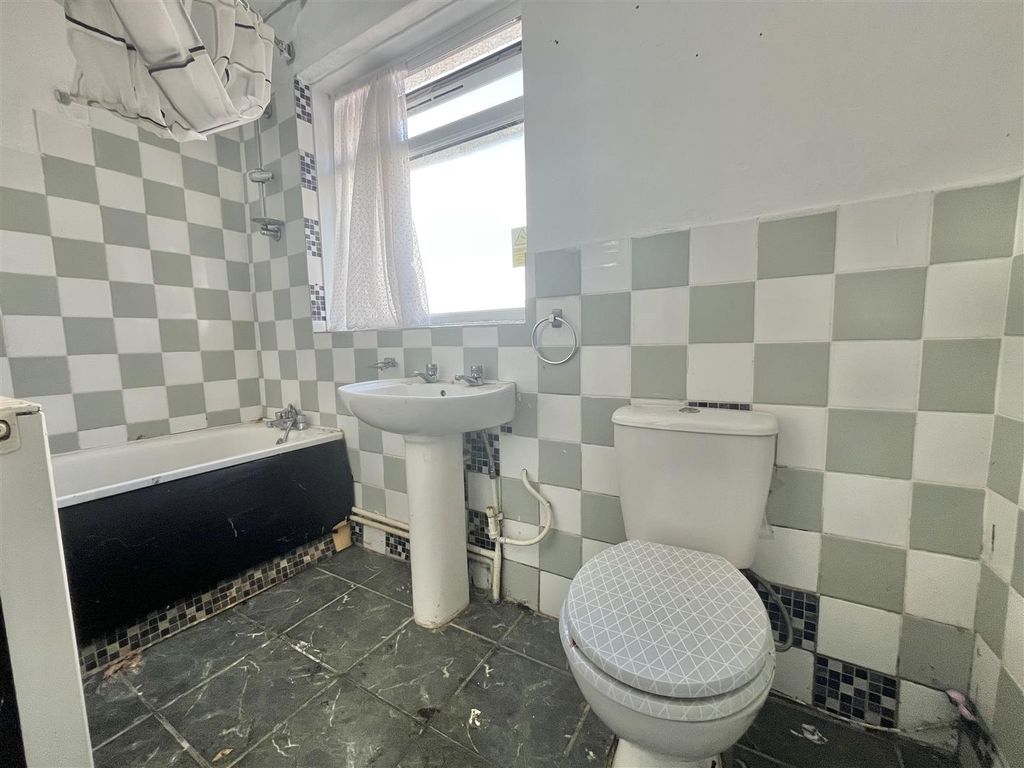 Property photo 3 of 11 Bathroom