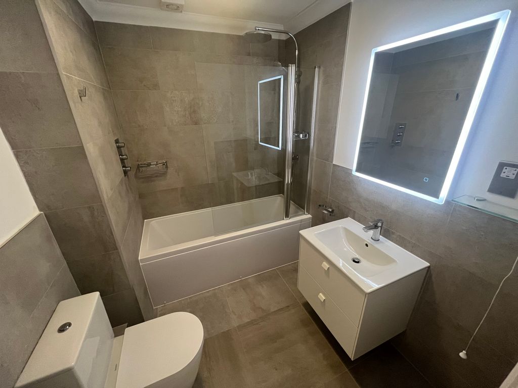 Property photo 3 of 9 Bathroom