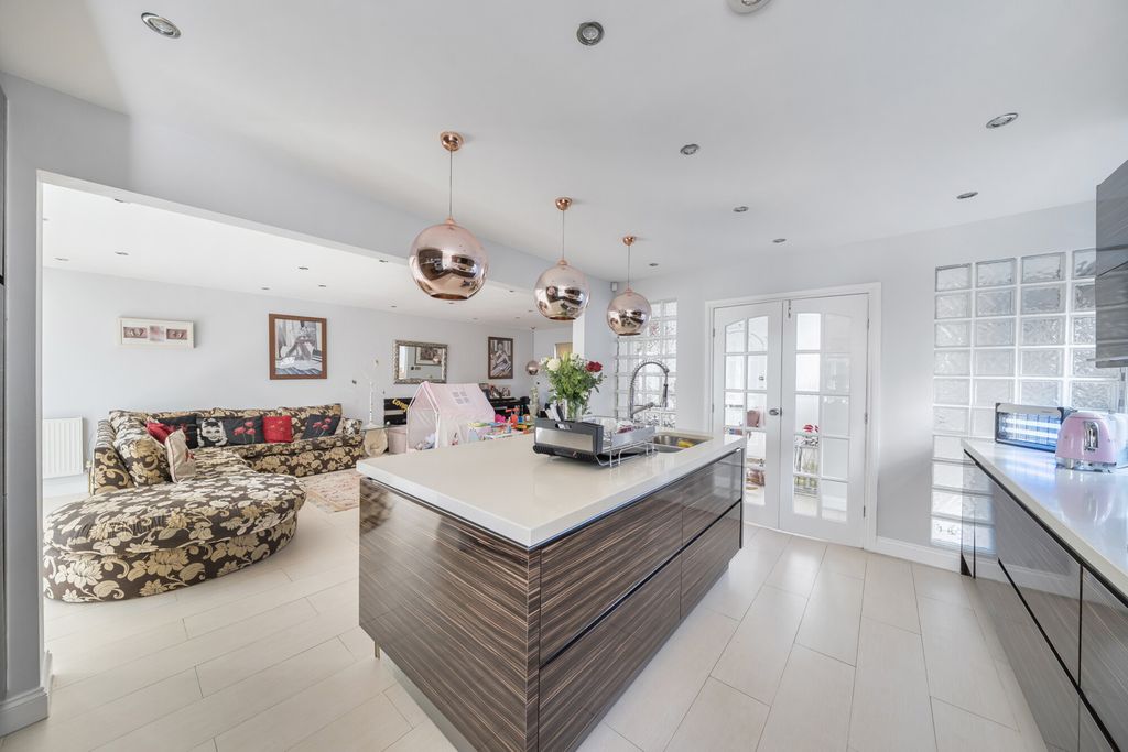 Property photo 3 of 22 1353708-20-68c3Ef...