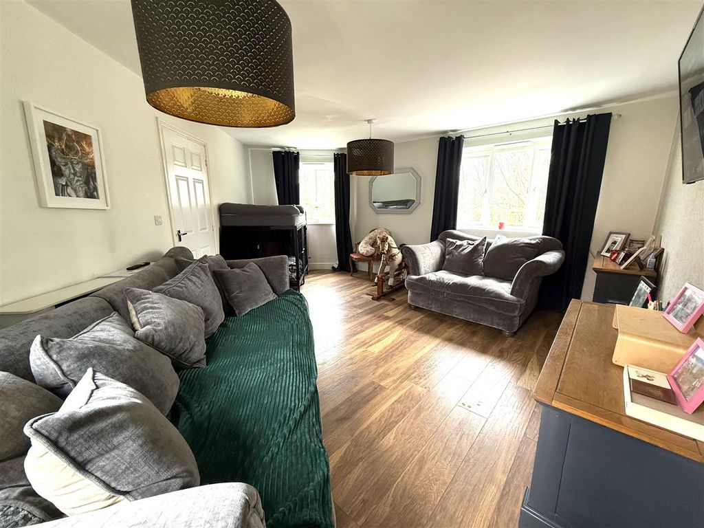 Property photo 2 of 20 22 Bag Lounge 2.Jpeg