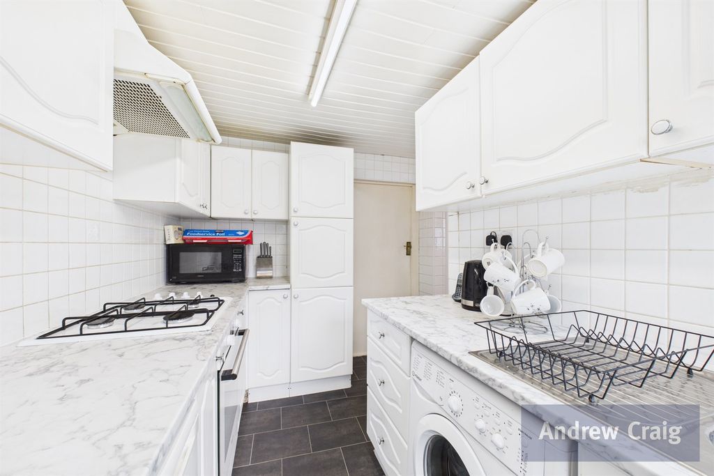 Property photo 3 of 18 Kitchen
