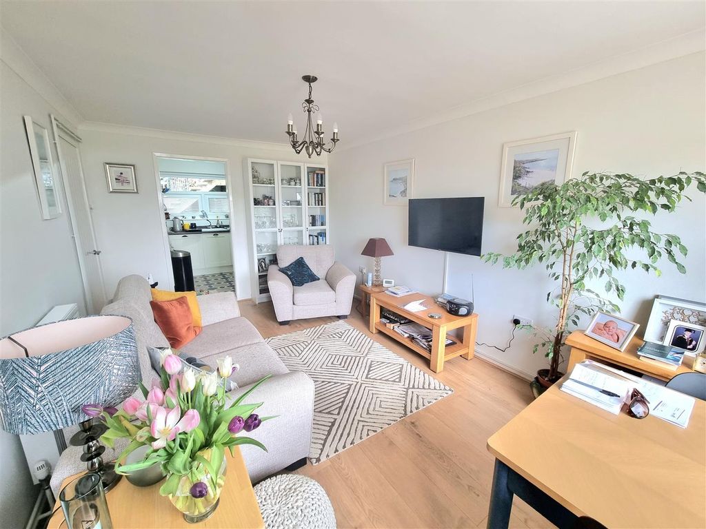 Property photo 1 of 13 Living Room