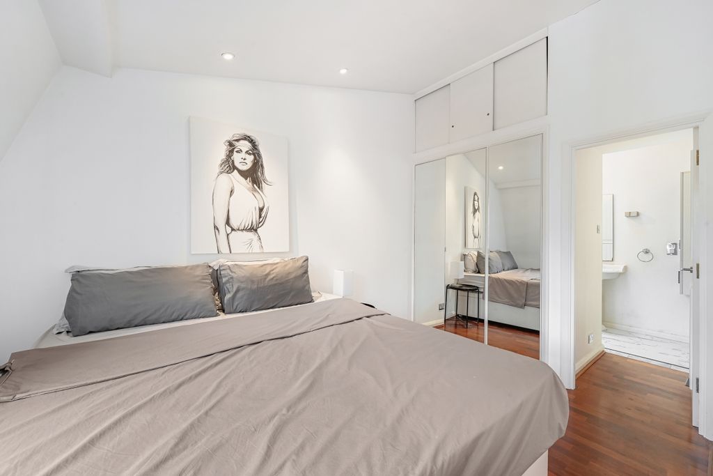 Property photo 3 of 11 Flat 5 65 Ennismo...