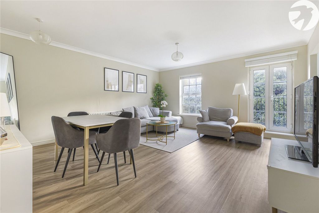 Property photo 2 of 18 Lounge/Dining