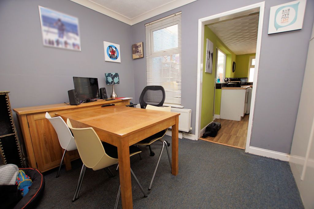 Property photo 3 of 11 Lounge/Dining