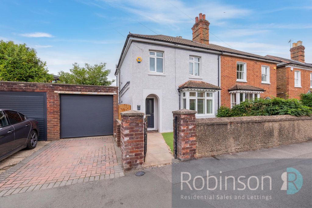 Property photo 1 of 19 16 Fairford Road-6
