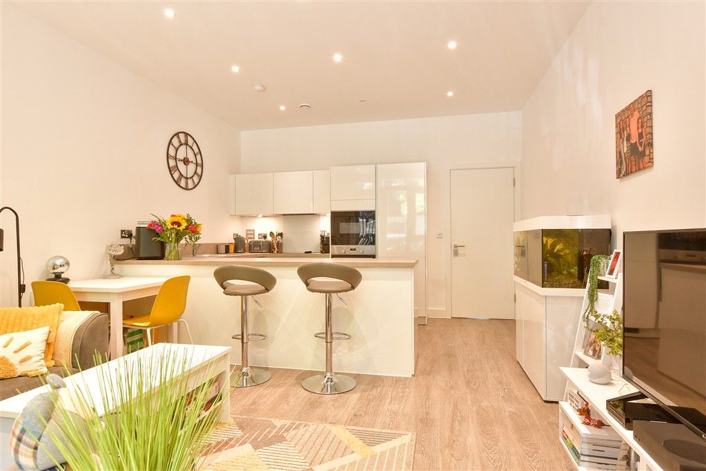 Property photo 3 of 10 Kitchen/Lounge