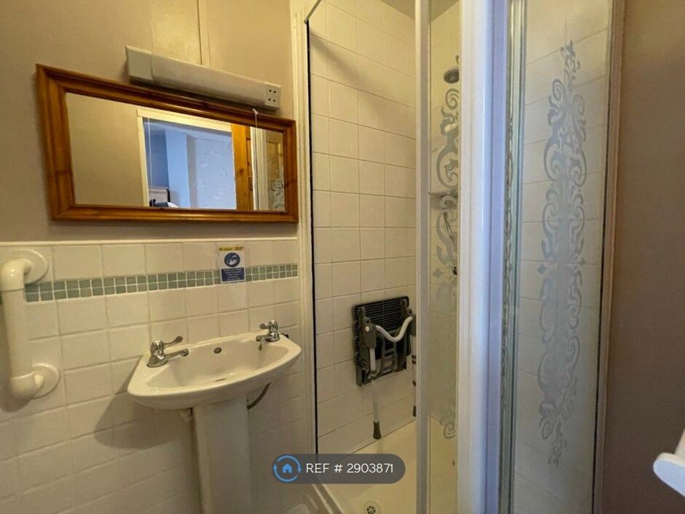 Property photo 3 of 31 Room 1 Shower Room