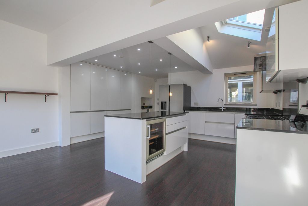 Property photo 3 of 29 Kitchen