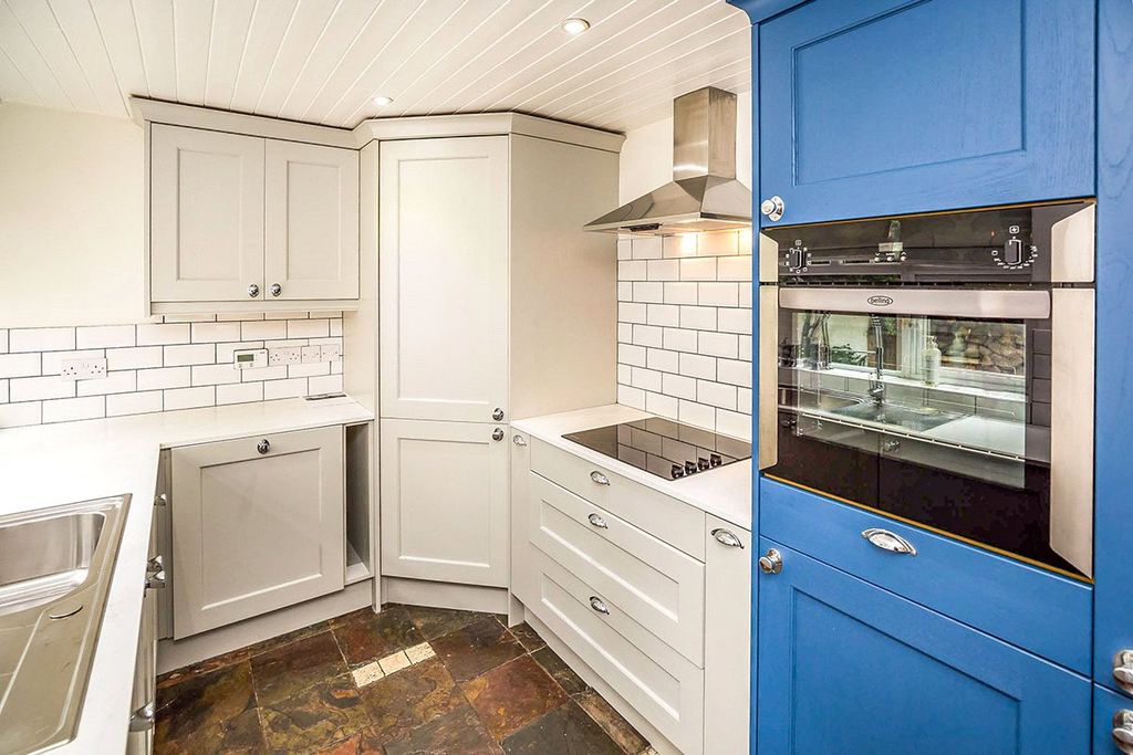 Property photo 3 of 13 Kitchen