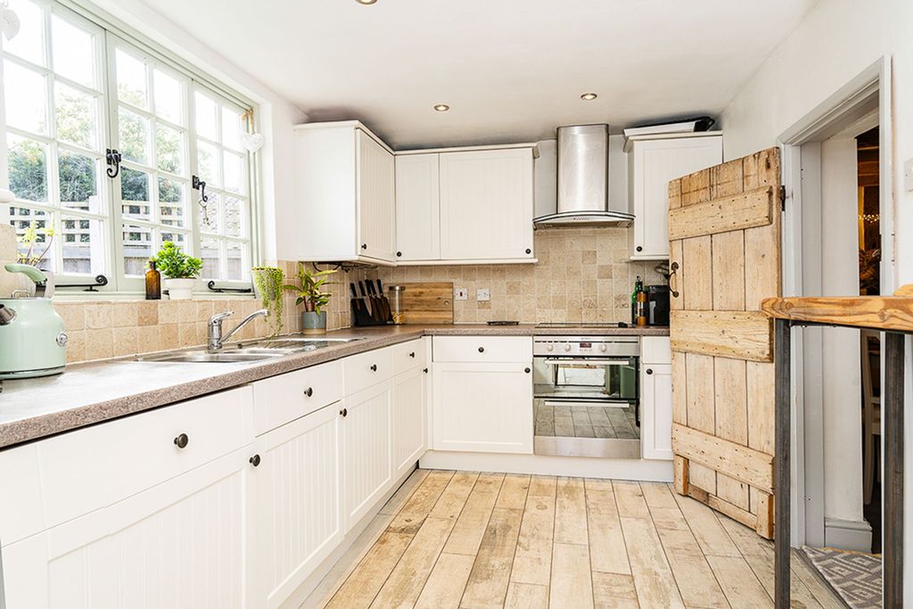 Property photo 3 of 20 Kitchen