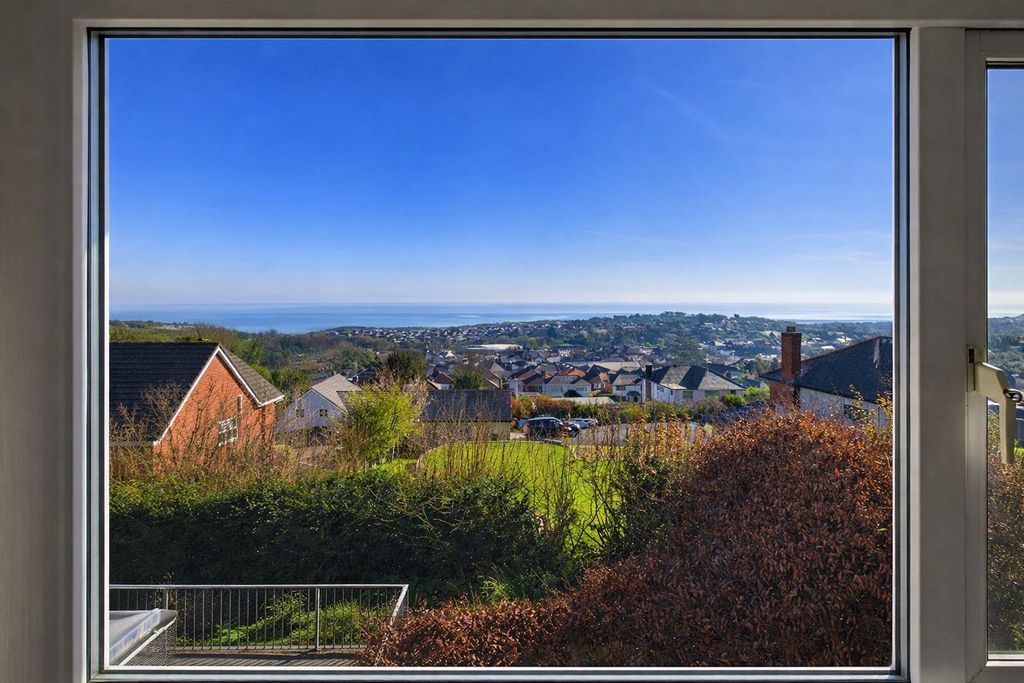 Property photo 2 of 47 Window Views!