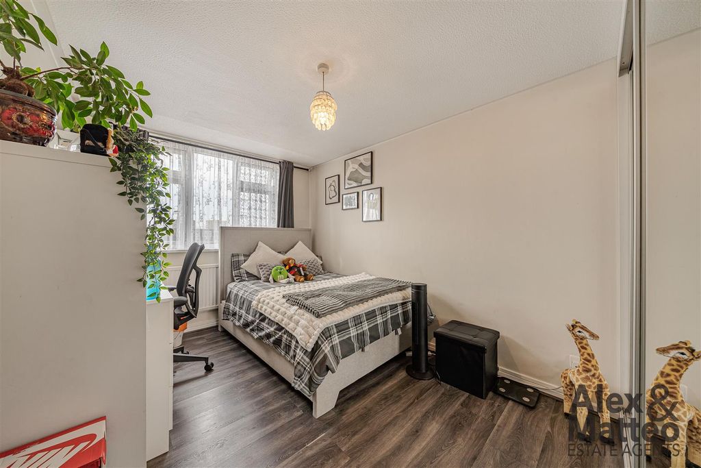 Property photo 3 of 23 Layard Square