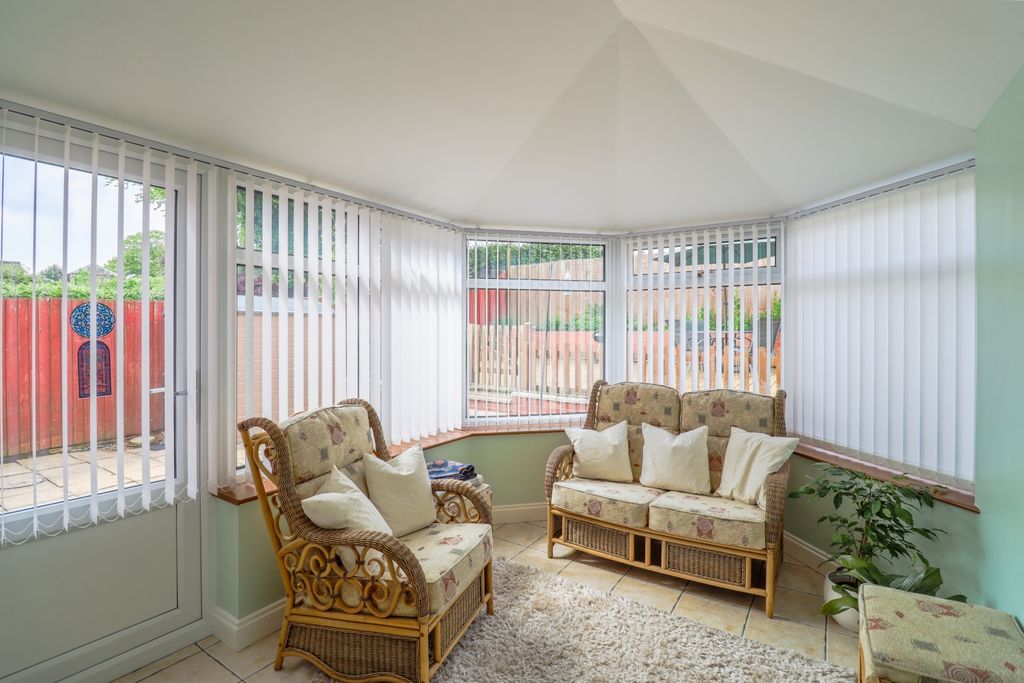 Property photo 3 of 10 Conservatory