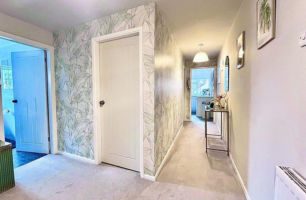 Property photo 2 of 8 Flat Hallway