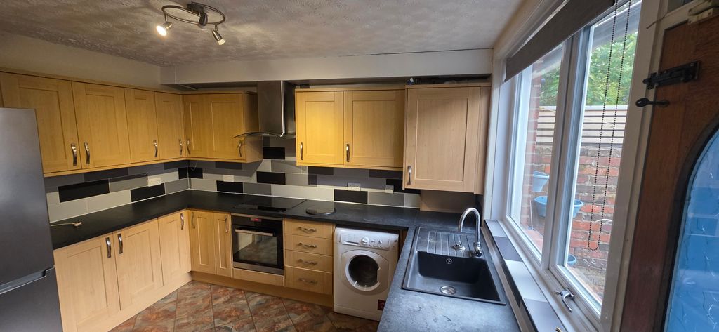 Property photo 2 of 10 Kitchen