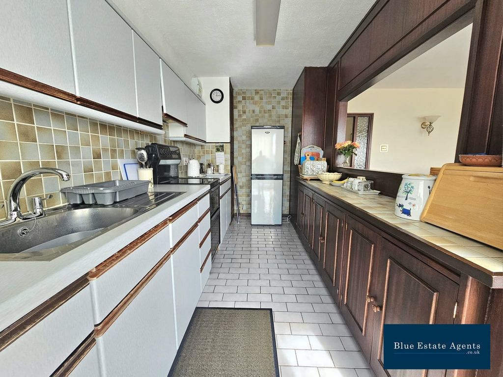 Property photo 3 of 10 Kitchen