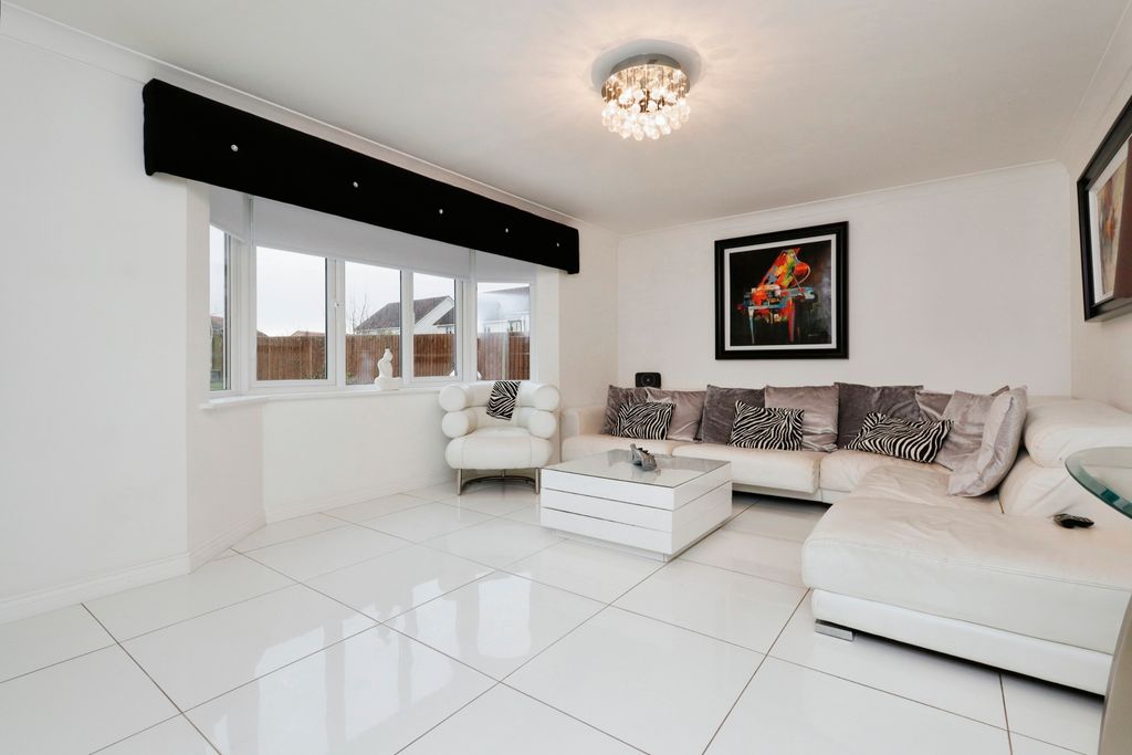 Property photo 3 of 15 Lounge