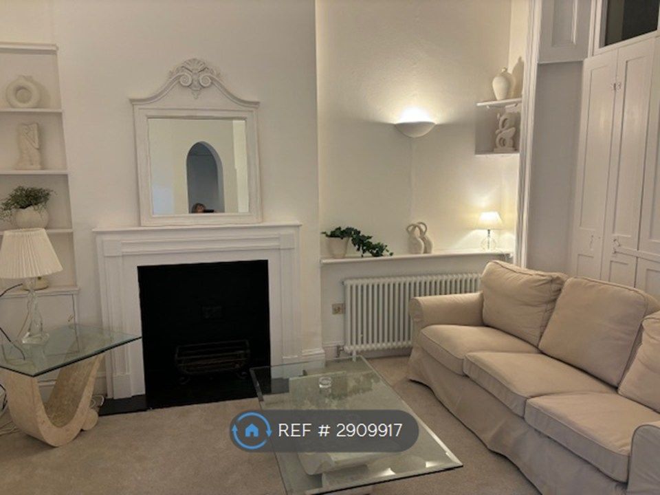Property photo 1 of 15 Livingroom
