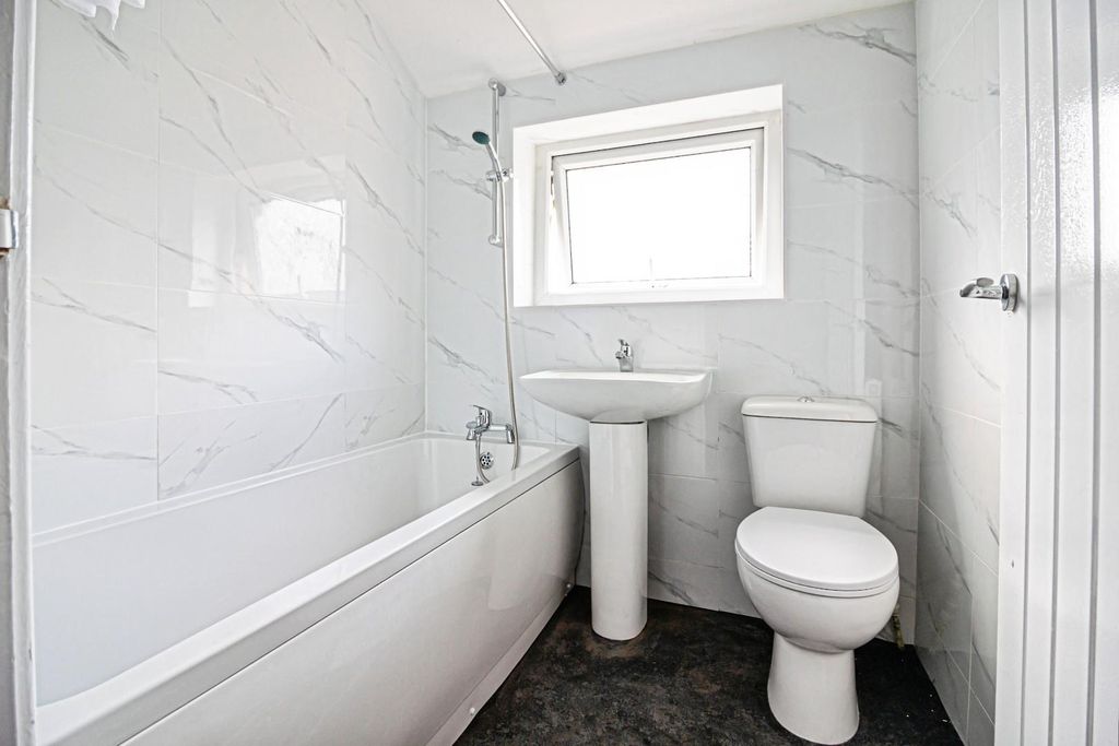 Property photo 3 of 7 Bathroom