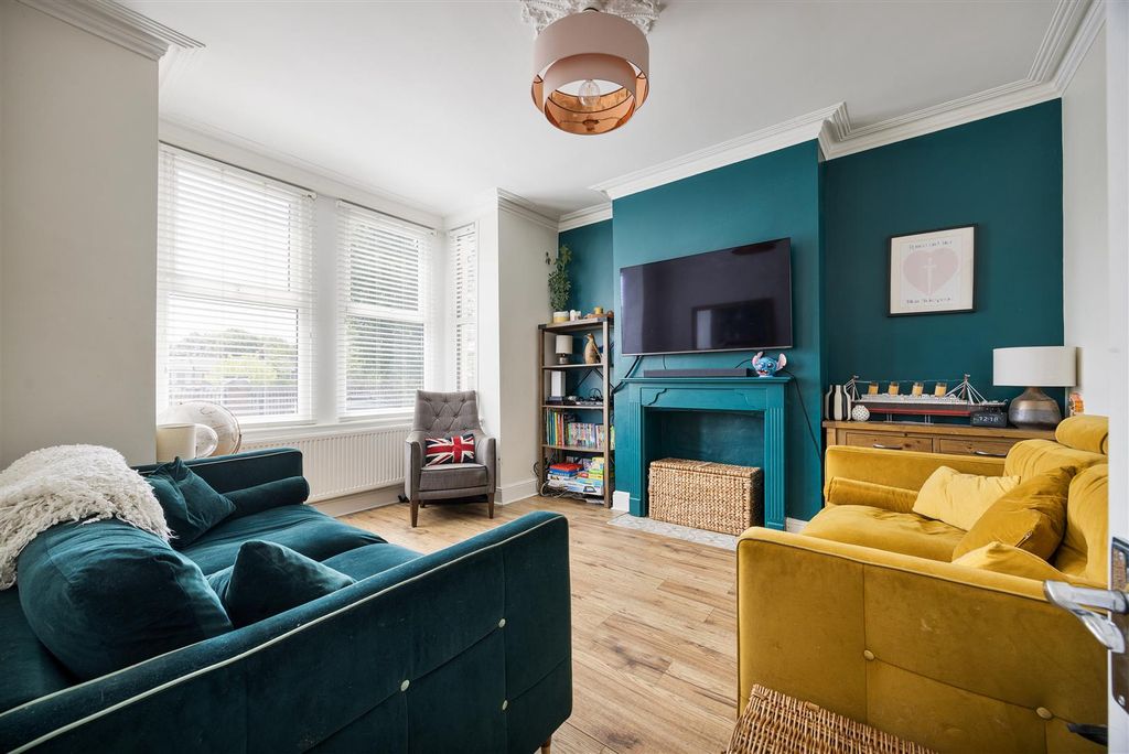 Property photo 2 of 28 Selwyn Avenue, E4