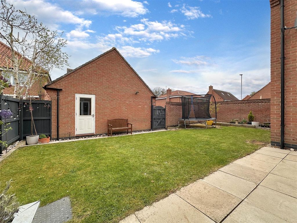 Property photo 3 of 25 Lovely Low-Maintenance Garden 061