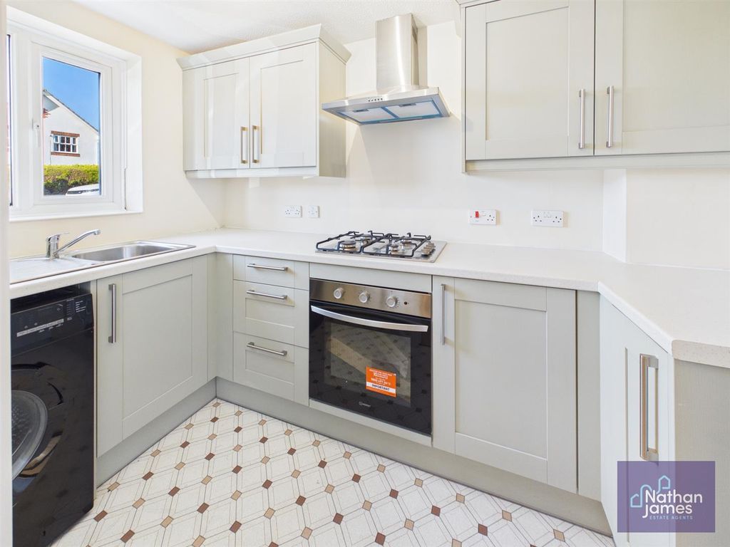 Property photo 3 of 11 Kitchen
