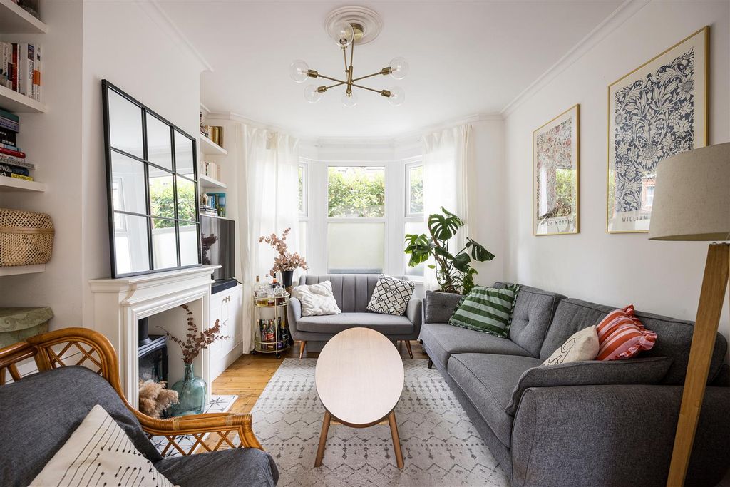 Property photo 2 of 41 Lloyd Road, E17