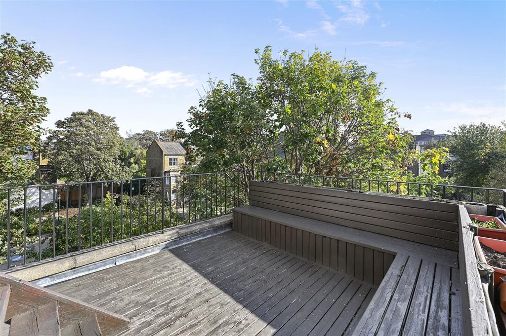 Property photo 2 of 9 Batoum Gardens