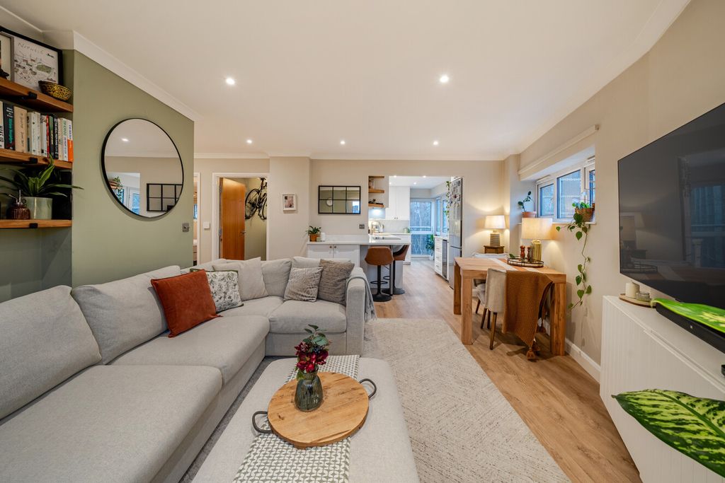 Property photo 2 of 31 1394284-16-694A93...