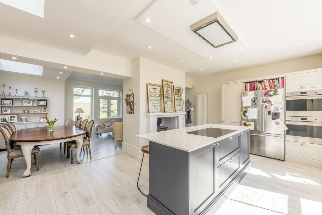 Property photo 2 of 23