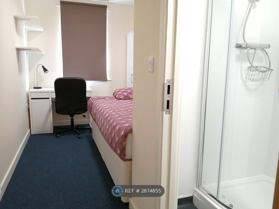 Property photo 3 of 8 Standard En-Suite